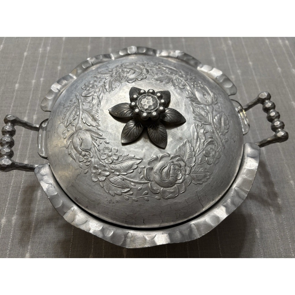 Stunning!! Vintage Everlast Forged Aluminum Hammered Covered Casserole w/ Pyrex